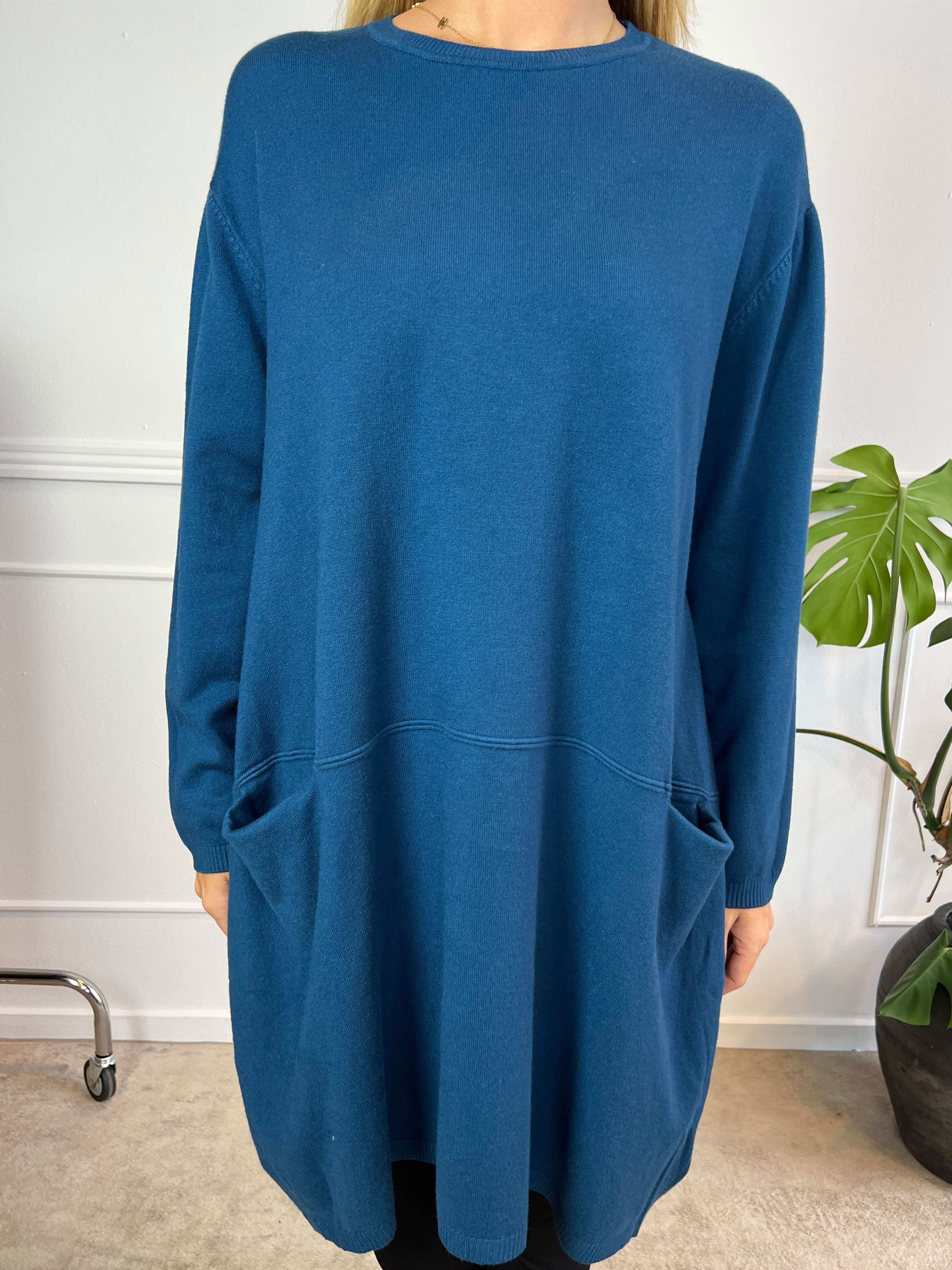 Vera - Enfärgad klänning med fickor